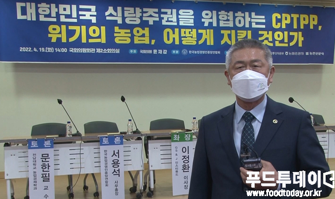 <strong>이학구 한국농업경영인중앙연합회장, 푸드투데이와 인터뷰 하고 있다.</strong>