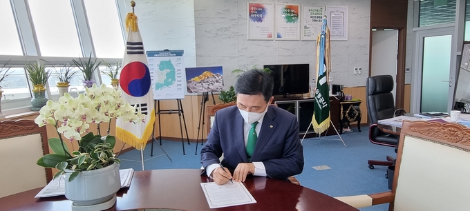 한국농수산식품유통공사 김춘진 사장이 26일 제주특별자치도(지사권한대행 구만섭)와 비대면으로 저탄소 친환경 식생활 확산 및 지역경제 활성화를 위한 업무협약을 체결하고 있다.