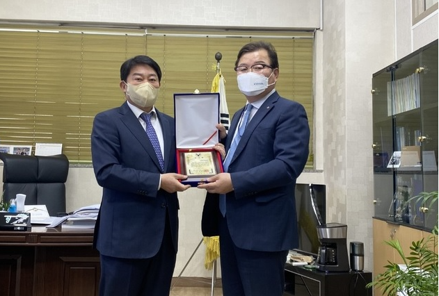 박희옥 식품안전정보원 총괄본부장(왼쪽)이 지난 21일 대한수의사회로부터 수의계와 적극 협력해 국민보건 향상에 기여한 공로로 감사패를 받았다.