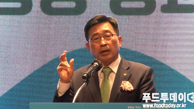 김춘진 한국농수산식품유통공사장 이 'ESG경영 성과 보고회'에서 인사말을 하고 있다.