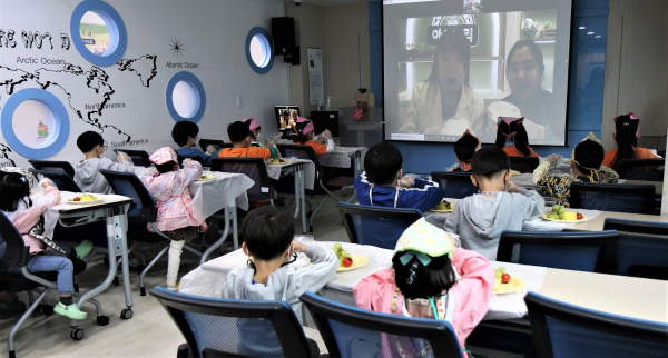 지난 2일, 서대문구 소재의 아동보육기관에서 아이들이 비대면으로 쿠킹클래스 교육에 참여하고 있다