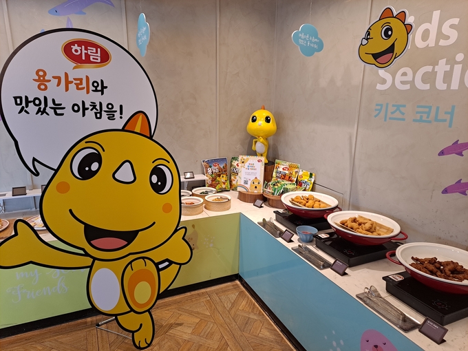 하림과 리솜리조트가 콜라보해 진행하는 용가리 키즈 조식 뷔페에서는 다양한 용가리 제품을 만날 수 있다.