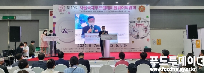 김춘진 aT 사장이 7일 서울 양재 aT센터에서 개막한 ‘제19회 서울국제푸드앤테이블웨어박람회&세계조리올핌픽’에서 인사말을 하고 있다.
