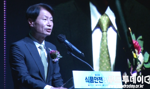 김강립 식품의약품안전처장이 제21회 식품안전의 날 기념식에 참석해 인사말을 하고 있다.