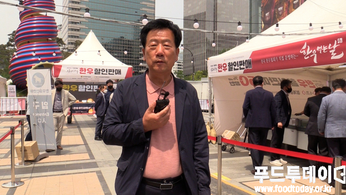 <strong>19일 </strong>서울 청계광장 소라탑 앞에서 민경천 한우자조금관리위원장<strong>이 푸드투데이와 인터뷰하고 있다.</strong>