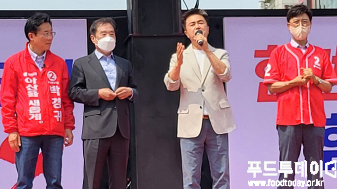 19일 온양온천역광장에서 김태흠 충남도지사 후보가 연설을 하고 있다.