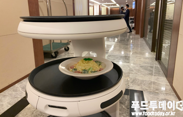서울푸드 2022 프레스 컨퍼런스에 소개되는 서빙 로봇
