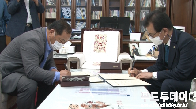이시종 충북도지사와 김삼주 전국합우협회장은 26일 충북도청에서 2022 괴산세계유기농산업엑스포 상호 업무협약서에 서명을 하고 있다.