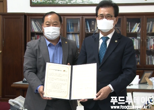 ㅂ이시종 충북도지사와 김삼주 전국합우협회장은 26일 충북도청에서 2022 괴산세계유기농산업엑스포 상호 업무협약을 체결했다.
