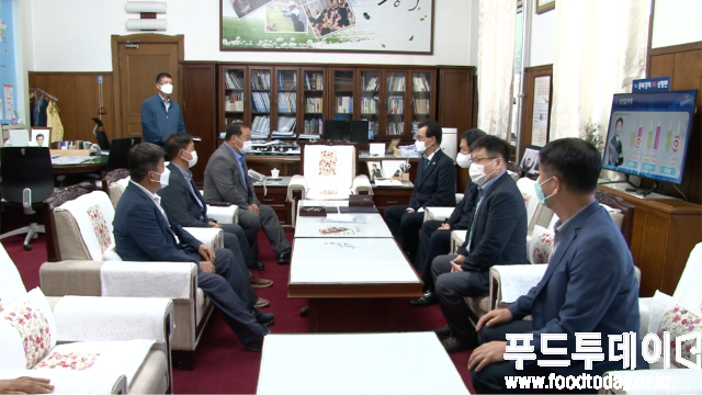 26일 충북도청에서 충북도 - 전국한우협회 2022 괴산세계유기농산업엑스포 업무협약을 체결하고 있다. 