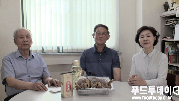 왼쪽부터 이종열 금산인삼발전협의회 회장, 정영석 전 인삼약초기업인협의회 회장, 구재숙 뉴시니어 배우