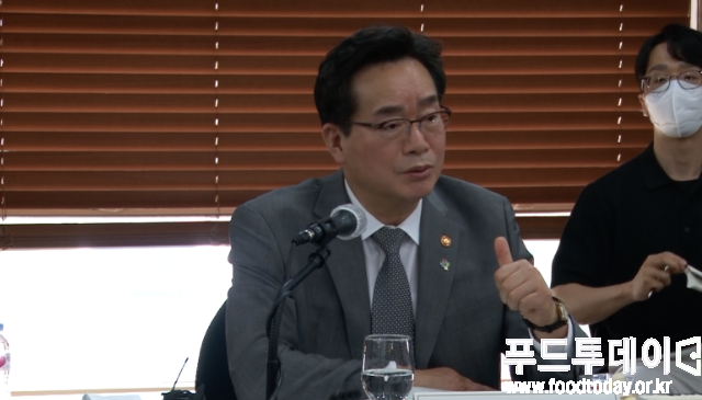 정황근 농림부 장관이 2일 한국프레스센터에서 열린 농민단체장 소통 간담회에서 모두발언을 하고 있다. 