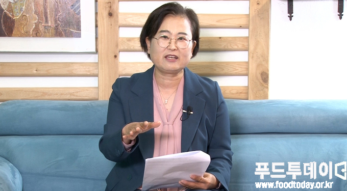 조윤미 미래소비자행동 상임대표가 푸드투데이 스튜디오에서 <strong>124_THB 성분에대해 설명하고 있다.</strong>
