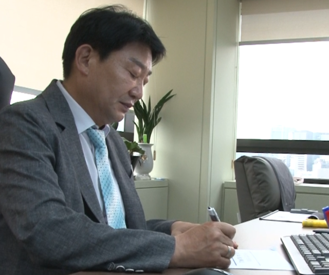 박희옥 식품안전정보원 총괄본부장이 집무실에서 업무를 보고 있다.