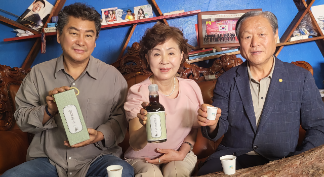 이홍기 대양영동협동조합 대표, 구재숙 뉴시니어 배우, 최영철 가수가 솔잎효소를 맛보고 있다.