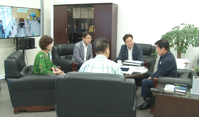 구재용 인천시설관리공단 이사장, 안성훈 그린패키지솔루션 대표가 친환경에 대해 설명하고 있다.