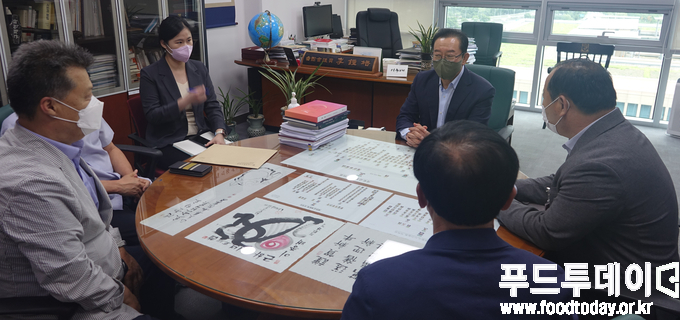 29일 국회의원회관에서 이종배 국회의원(충북 충주)이 김삼주 전국한우협회 중앙회장과 관계자들이 현안 논의를 하고 있다. 