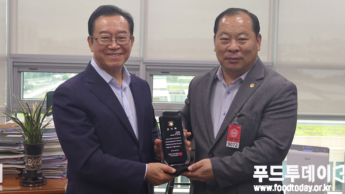 29일 국회의원회관에서 김삼주 전국한우협회 중앙회장이 이종배 국회의원 (충북 충주)에게 감사패를 전달하고 있다.