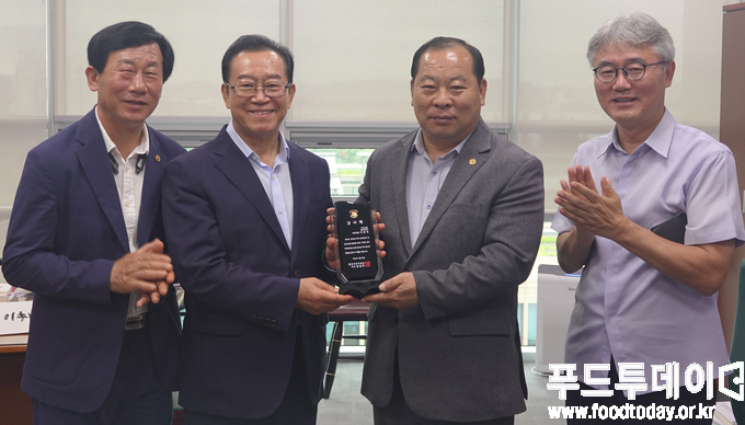 29일 국회의원회관에서 김삼주 전국한우협회 중앙회장이 이종배 국회의원 (충북 충주)에게 감사패를 전달하고 있다.