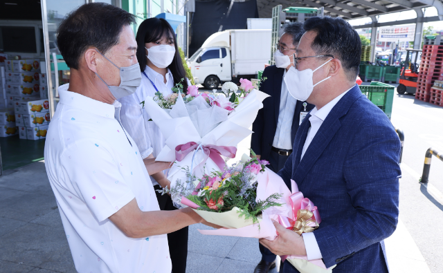 이장우 대전시장이 2일 오정농수산물도매시장을 찾았다 (대전시)
