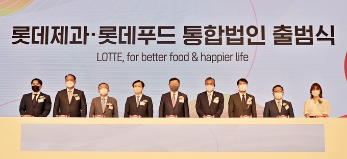 (왼쪽부터) 박민규 직원대표, 김도영 노조위원장(제과), 이동규 사외이사, 이영구 롯데제과 대표이사, 신동빈 롯데그룹 회장, 다마츠카 겐이치 롯데홀딩스 대표이사, 이진성 롯데제과 사업대표, 김일배 노조위원장(푸드), 배연수 직원대표