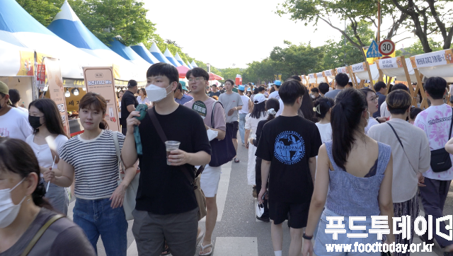 2022 대구 치맥페스티벌 행사장에 인파가 붐비고 있다.