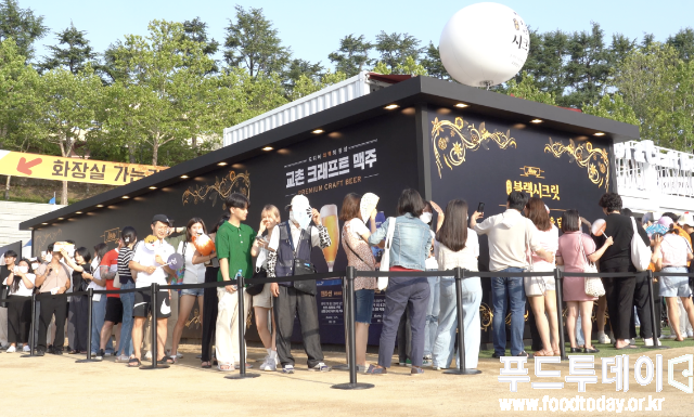 2022 대구치맥페스티벌 메인 행사장 브랜드 교촌 치킨 부스에 긴 줄이 서 있다. 