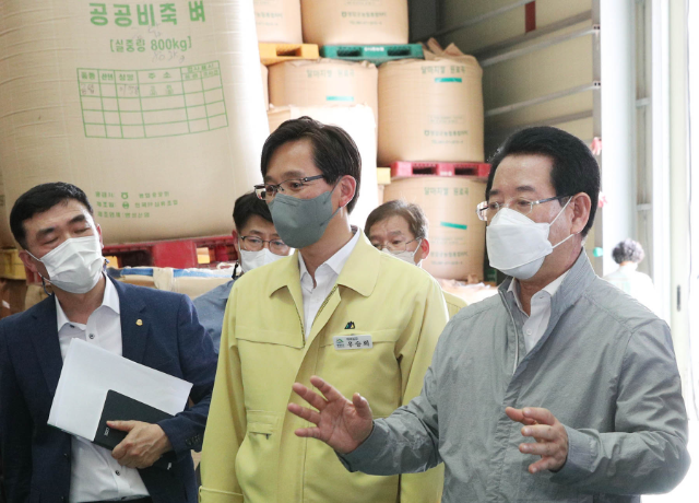 김영록 전남도지사가 11일 미곡종합처리장을 방문했다. (전라남도)