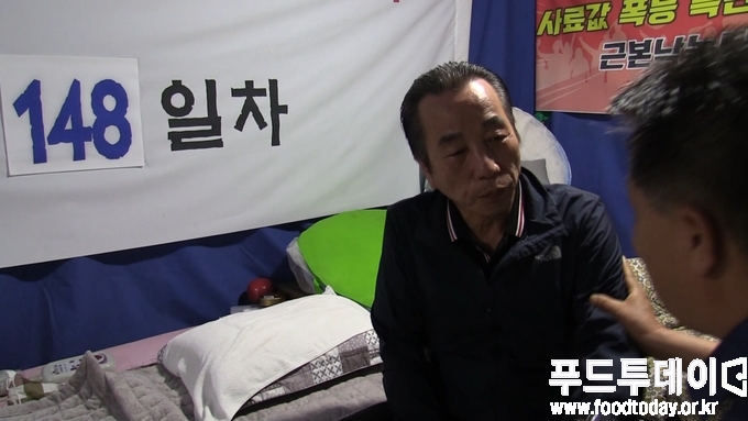 13일 서울 여의도 국회 앞 천막농성장, 이승호 한국낙농육우협회장이 푸드투데이와 인터뷰하고 있다.