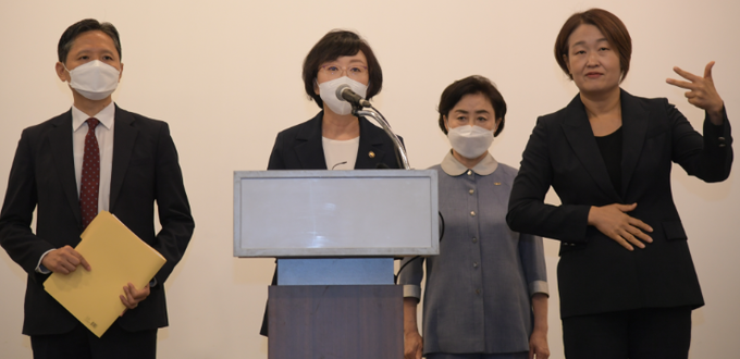 오유경 식품의약품안전처장이 11일 대한상공회의소에서 식의약 규제혁신 100대 과제를 발표하고 있다.