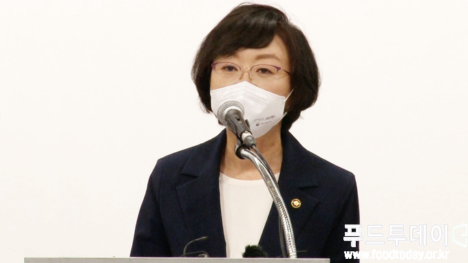 오유경 식품의약품안전처장이 11일 대한상공회의소에서 '식의약 규제혁신 100대 과제'를 발표하고 있다.