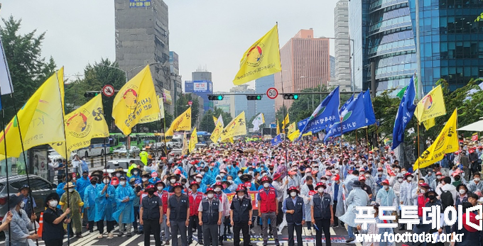 11일 서울역에서 축산 농가들이 수입 축산물 무관세 철회, 사룟값 안정과 지원대책 마련, 군납경쟁입찰 철회 총 궐기 대회를 열었다.