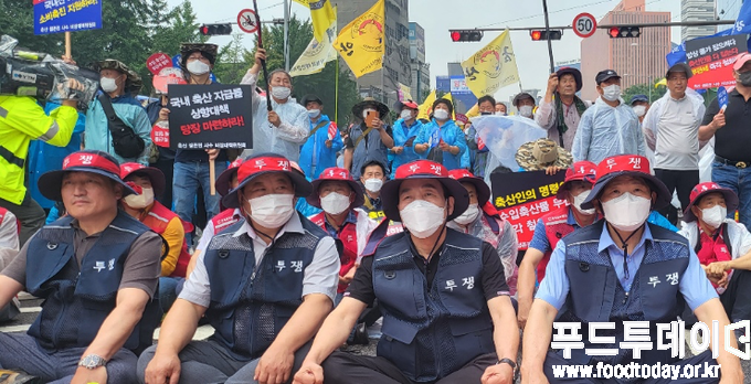 11일 서울역에서 축산 농가들이 수입 축산물 무관세 철회, 사룟값 안정과 지원대책 마련, 군납경쟁입찰 철회 총 궐기 대회를 열었다.