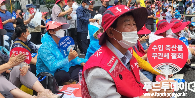 11일 서울역에서 축산 농가들이 수입 축산물 무관세 철회, 사룟값 안정과 지원대책 마련, 군납경쟁입찰 철회 총 궐기 대회를 열었다.