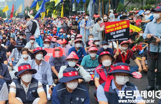 11일 서울역에서 축산 농가들이 수입 축산물 무관세 철회, 사룟값 안정과 지원대책 마련, 군납경쟁입찰 철회 총 궐기 대회를 열었다.