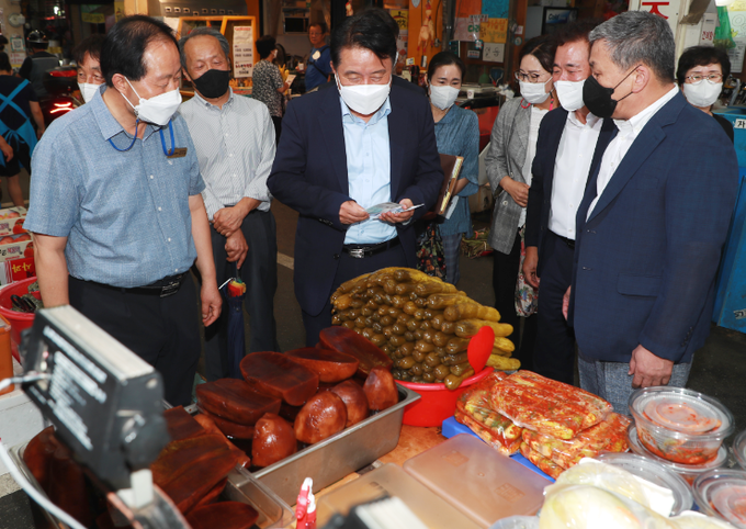 김영환 충북도지사가 16일 육거리종합시장을 방문했다 (충청북도)