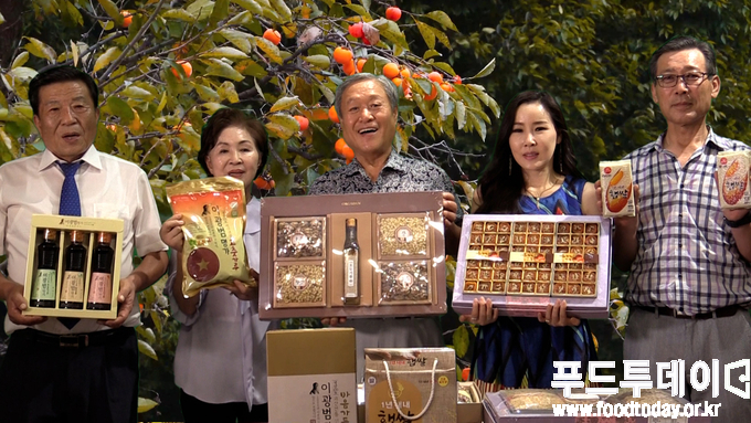 왼쪽부터 이광범 태성식품 대표, 구재숙 뉴시니어 사장, 이홍기 대양영농협동조합 대표, 유가희 가수, 이상길 명성 대표