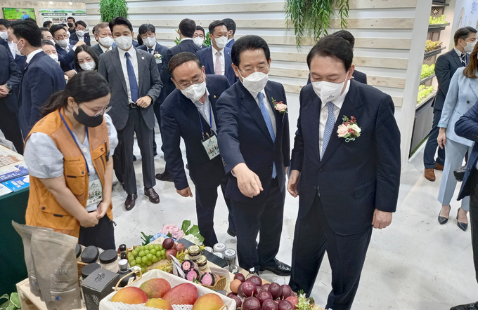 24일 윤석열 대통령, 김영록 전남도지사가 서울 양재동 aT센터에서 열린 2022 에이팜쇼 개막식에 참석했다 (전라남도) 