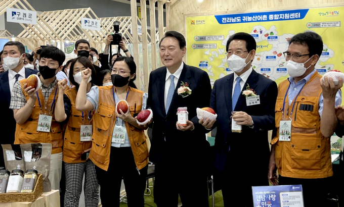 24일 윤석열 대통령, 김영록 전남도지사가 서울 양재동 aT센터에서 열린 2022 에이팜쇼 개막식에 참석했다 (전라남도) 