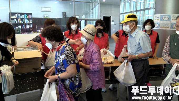 아현동 산성교회에서 '추석맞이 한가위 사랑나눔 한마당' 행사에서 어르신들께 도시락과 선물을 나눠드리고 있다.