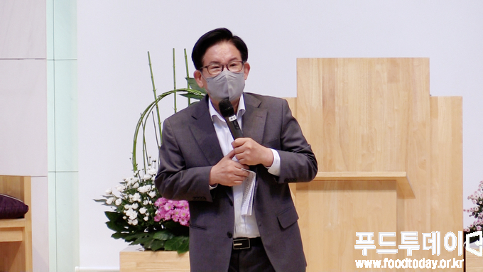 박강수 마포구청장이 아현동 산성교회에서 '추석맞이 한가위 사랑나눔 한마당' 행사에서 인사말을 하고 있다.