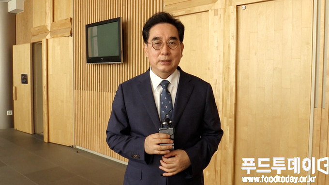 이성환 마포구지역사회보장대표협의체 위원장, 푸드투데이와 인터뷰 하고 있다.