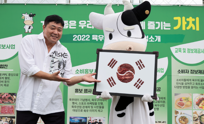 2일 2022 육우 구이데이 페스티벌에서 양준혁 홍보대사가 포즈를 취하고 있다 (육우자조금관리위원회)