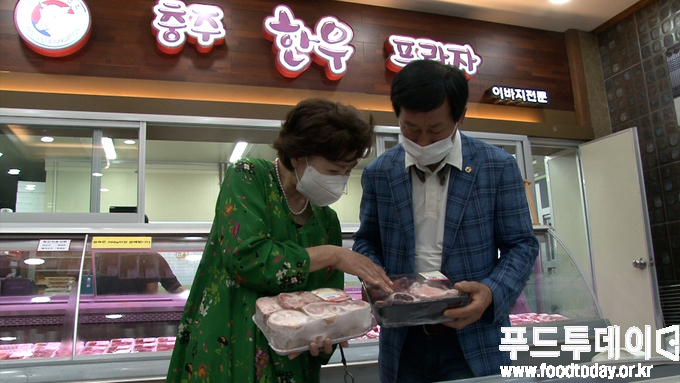 구재숙 뉴시니어 사장이 김문흠 전국한우협회 부회장 겸 충주한우프라자 대표 에게 충주청정한우에 대해 이야기 나누고 있다.