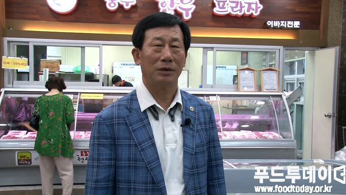 김문흠 전국한우협회 부회장 겸 충주한우프라자 대표 가 푸드투데이와 인터뷰하고 있다.
