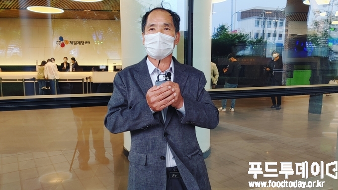 김명기 전국쌀생산자협회장 이 CJ제일제당 본사 앞에서 푸드투데이와 인터뷰하고 있다.