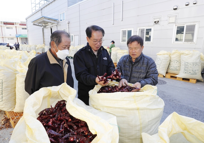 송인헌 괴산군수 건고추 수매현장 방문 (괴산군)