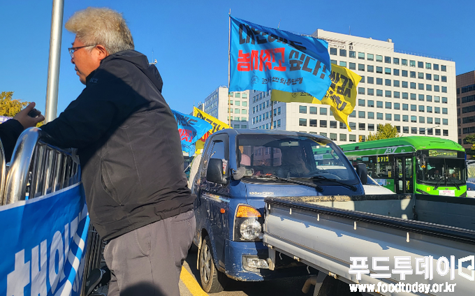 25일 전국농민회총연맹은 ‘밥 한 공기 쌀값 300원' 쟁취·농민생존권 보장을 위한 릴레이 상경투쟁 진행했다.