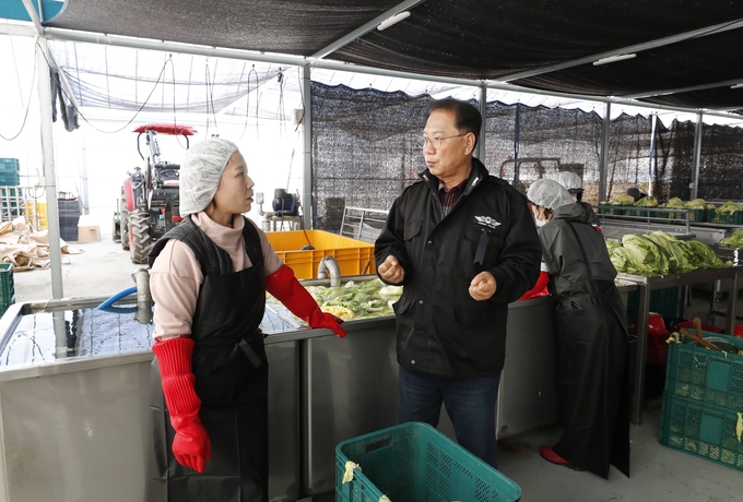 송인헌 괴산군수가 절임배추 생산농가 방문 (괴산군)
