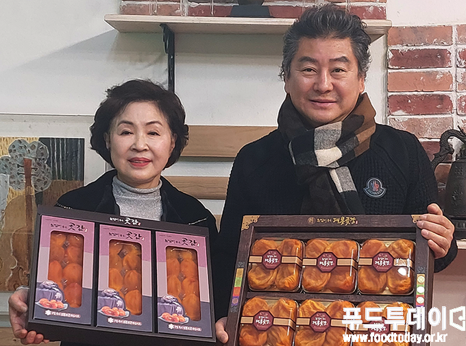 가수 최영절, 구재숙 뉴시니어 사장은 영동군 곶감축제를 앞두고 곶감을 홍보하고 있다. 